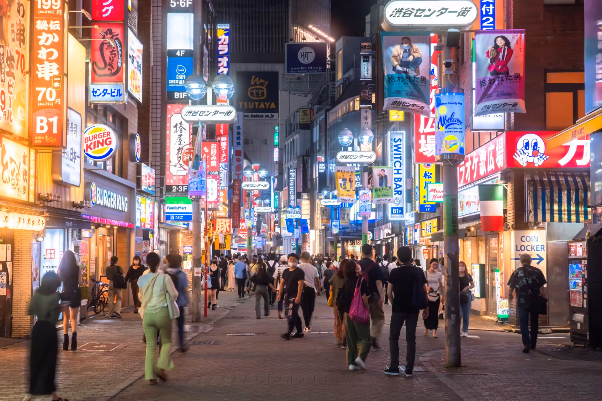 東京花火大會後的夜生活街景